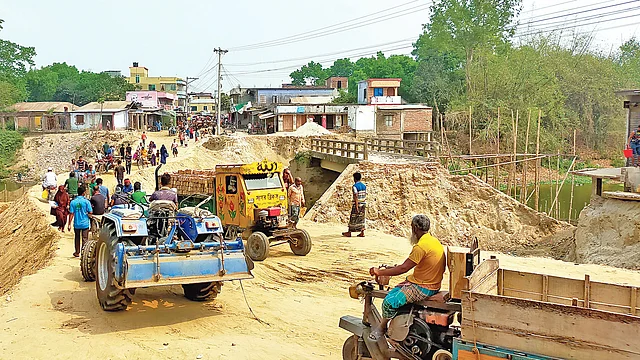 সড়ক ভেঙে সেতুর কাজ বন্ধ করে দিয়েছে ঠিকাদার